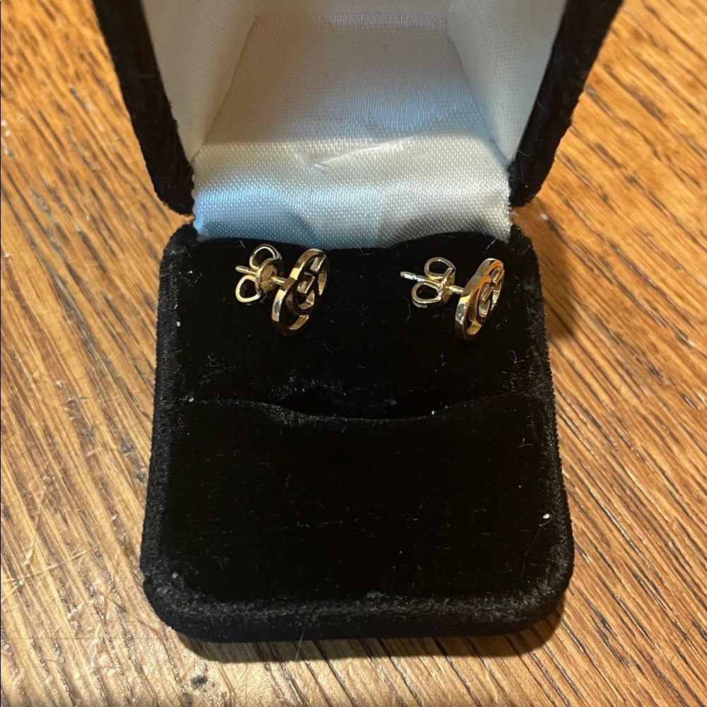 Gucci Iconic GG 18k Gold Earrings - Picture 4 of 4